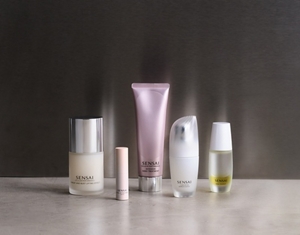 Winter-Hautpflegeprodukte nebeneinander auf grauer Tischplatte mit stimmungsvoller Beleuchtung 